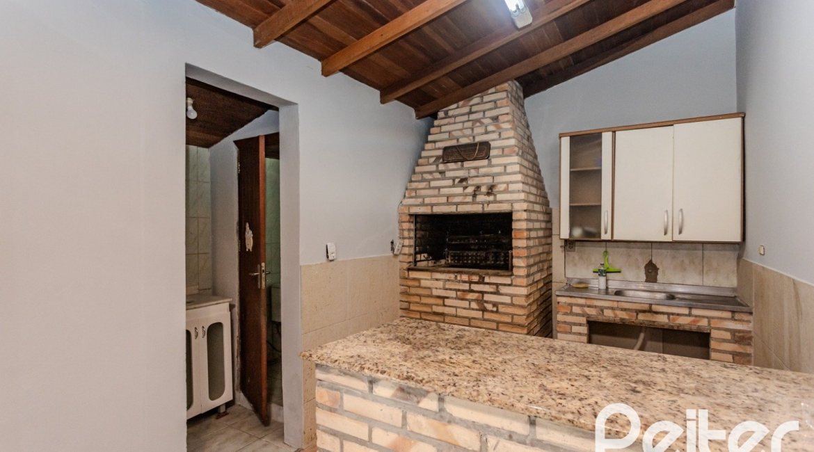 Casa à venda com 396m², 4 dormitórios, 1 suíte, 5 vagas, no bairro Tristeza em Porto Alegre