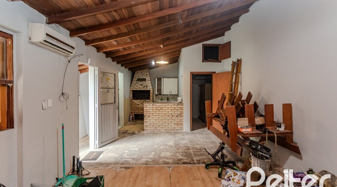 Casa à venda com 396m², 4 dormitórios, 1 suíte, 5 vagas, no bairro Tristeza em Porto Alegre