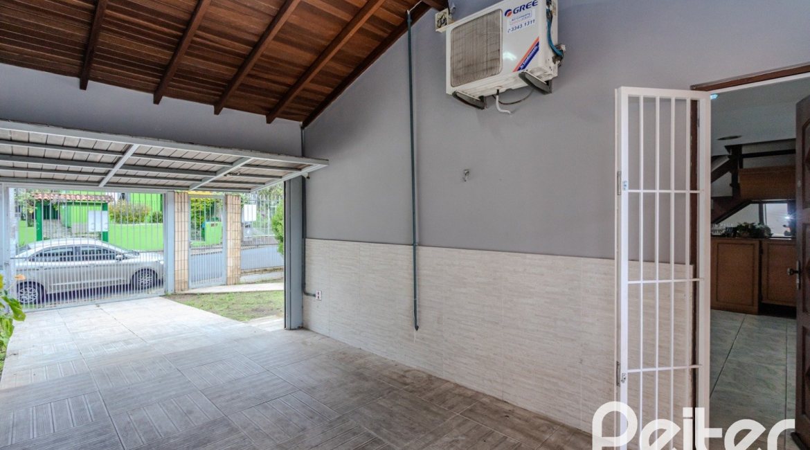 Casa à venda com 396m², 4 dormitórios, 1 suíte, 5 vagas, no bairro Tristeza em Porto Alegre