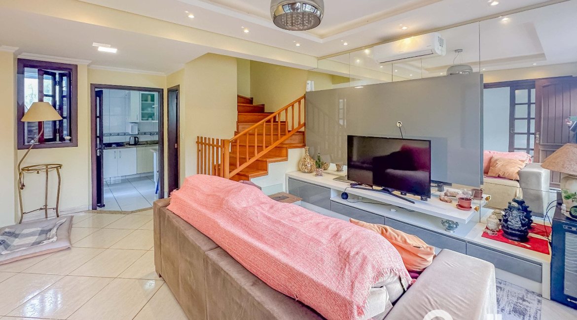 Casa à venda com 150m², 3 dormitórios, 1 suíte, 3 vagas, no bairro Espírito Santo em Porto Alegre