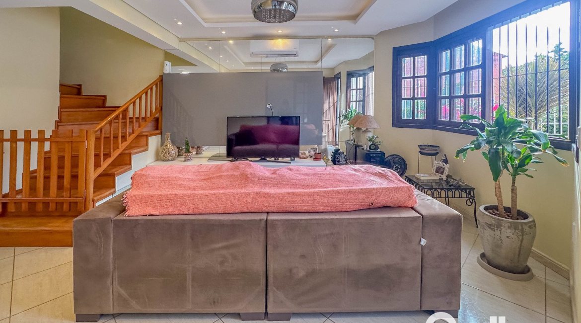 Casa à venda com 150m², 3 dormitórios, 1 suíte, 3 vagas, no bairro Espírito Santo em Porto Alegre