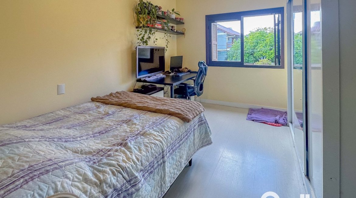Casa à venda com 150m², 3 dormitórios, 1 suíte, 3 vagas, no bairro Espírito Santo em Porto Alegre