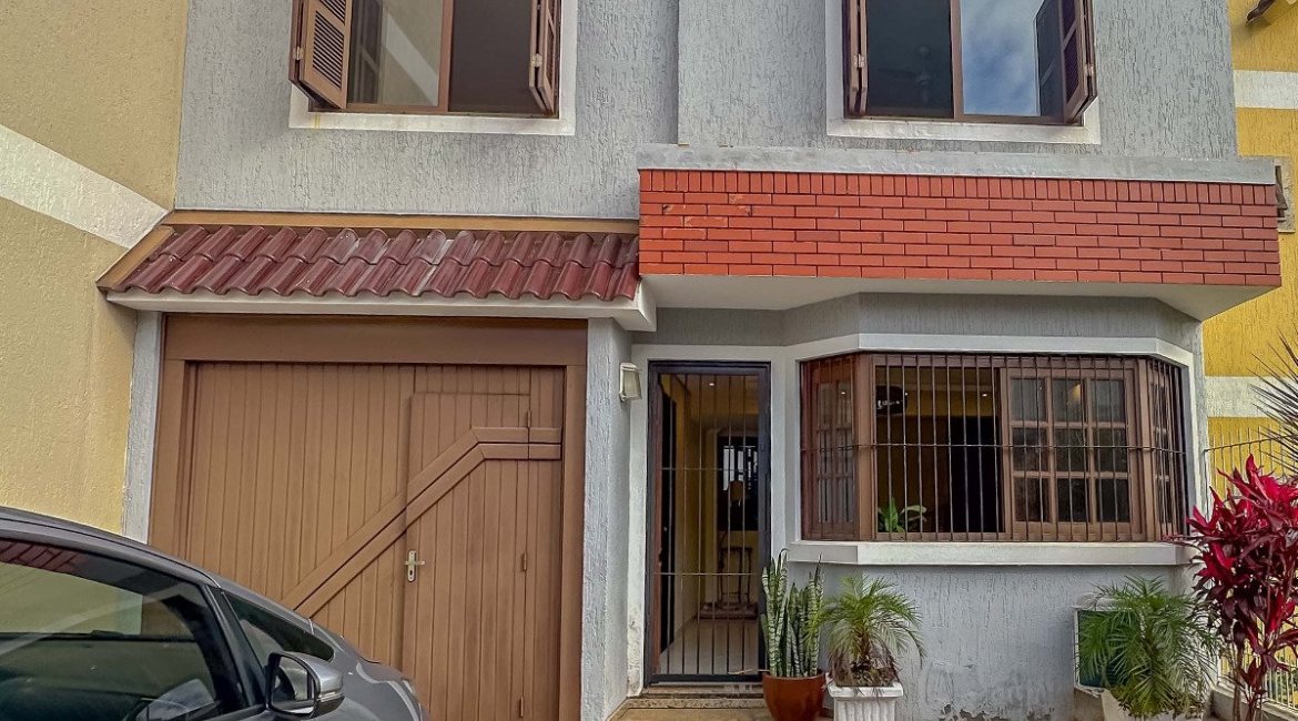 Casa à venda com 150m², 3 dormitórios, 1 suíte, 3 vagas, no bairro Espírito Santo em Porto Alegre
