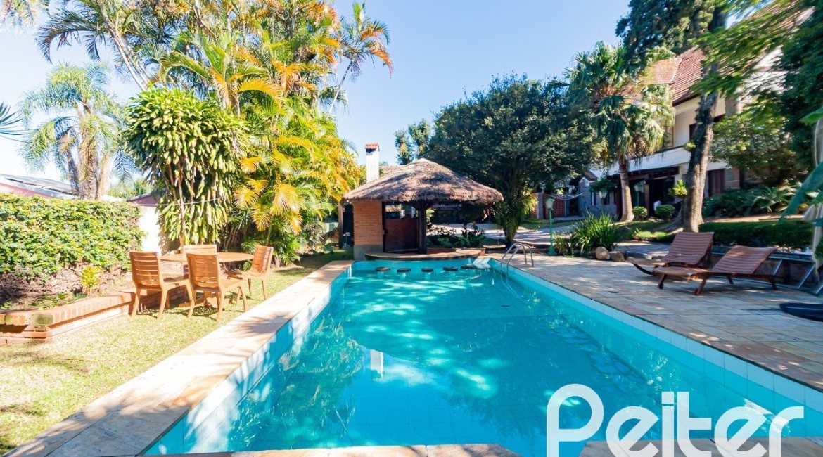 Casa à venda com 433m², 4 dormitórios, 1 suíte, 8 vagas, no bairro Vila Assunção em Porto Alegre
