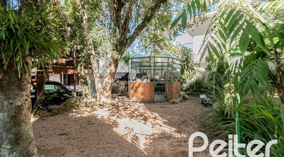 Casa à venda com 433m², 4 dormitórios, 1 suíte, 8 vagas, no bairro Vila Assunção em Porto Alegre