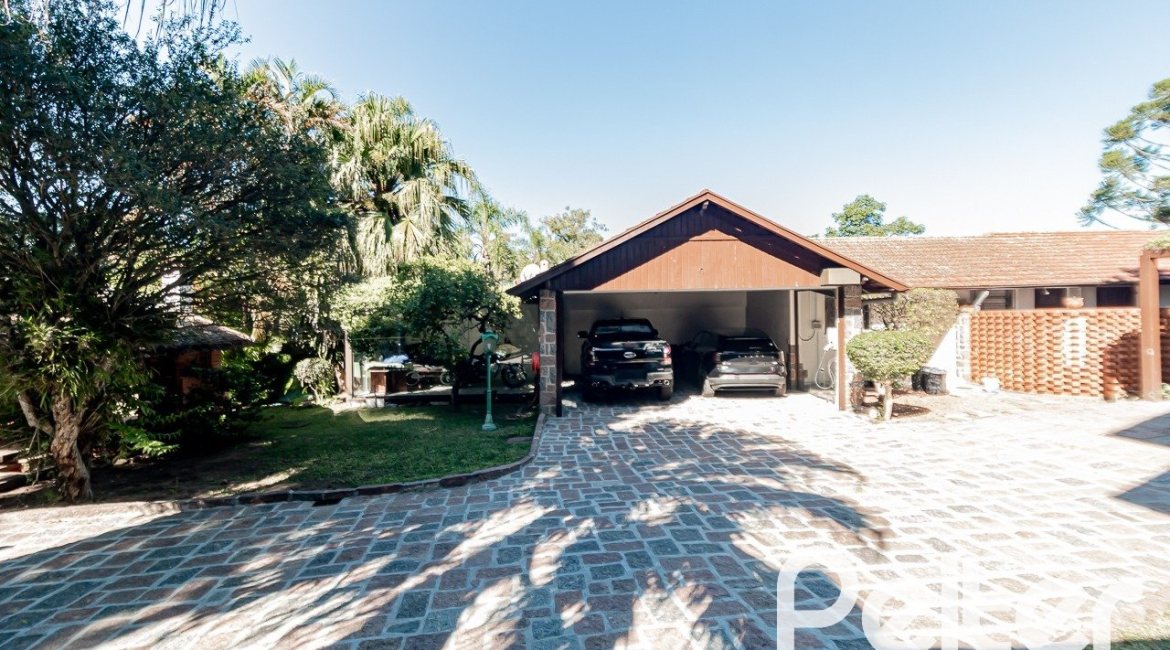 Casa à venda com 433m², 4 dormitórios, 1 suíte, 8 vagas, no bairro Vila Assunção em Porto Alegre
