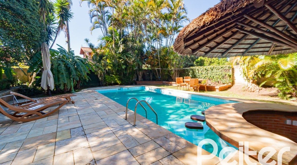 Casa à venda com 433m², 4 dormitórios, 1 suíte, 8 vagas, no bairro Vila Assunção em Porto Alegre