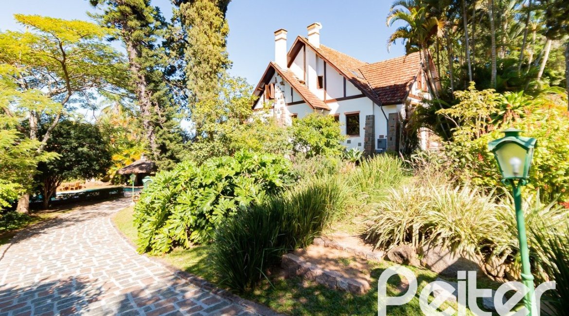 Casa à venda com 433m², 4 dormitórios, 1 suíte, 8 vagas, no bairro Vila Assunção em Porto Alegre