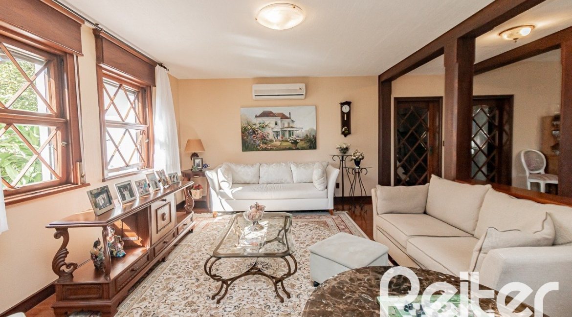Casa à venda com 433m², 4 dormitórios, 1 suíte, 8 vagas, no bairro Vila Assunção em Porto Alegre