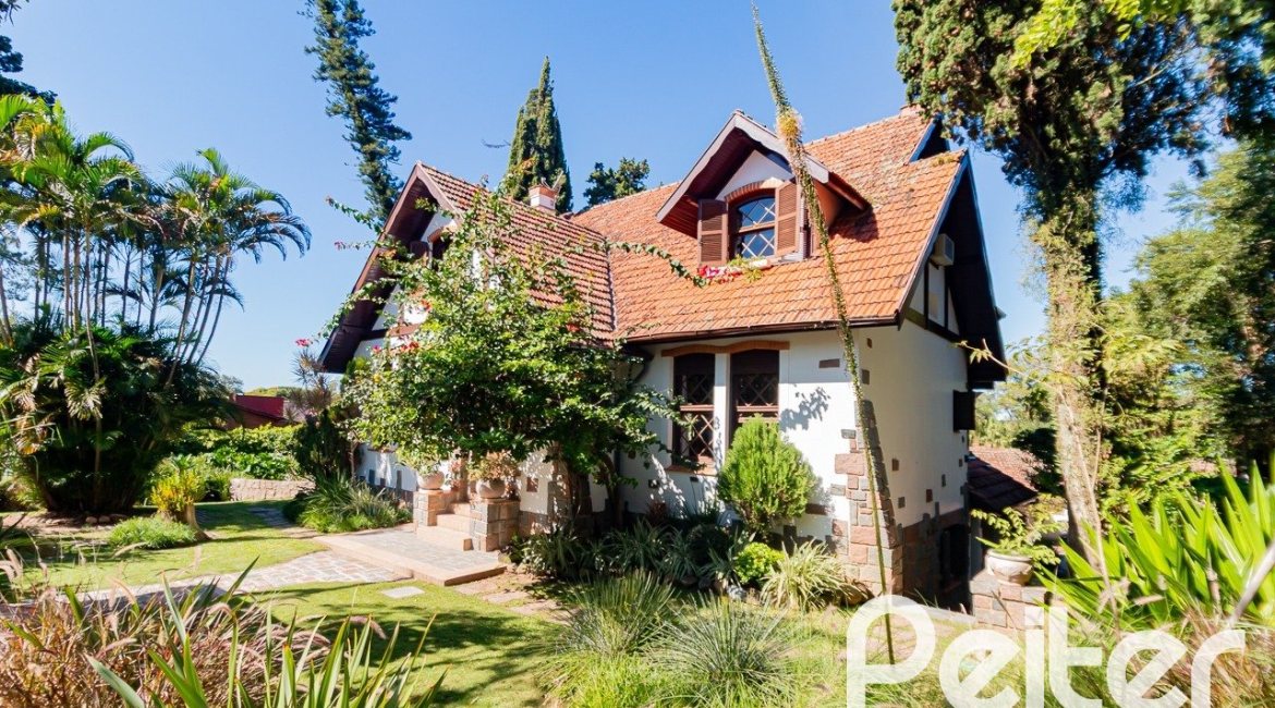 Casa à venda com 433m², 4 dormitórios, 1 suíte, 8 vagas, no bairro Vila Assunção em Porto Alegre