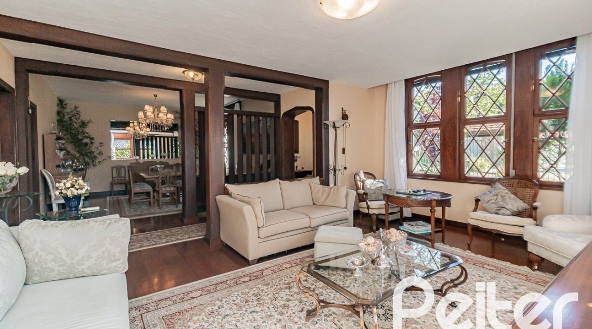 Casa à venda com 433m², 4 dormitórios, 1 suíte, 8 vagas, no bairro Vila Assunção em Porto Alegre