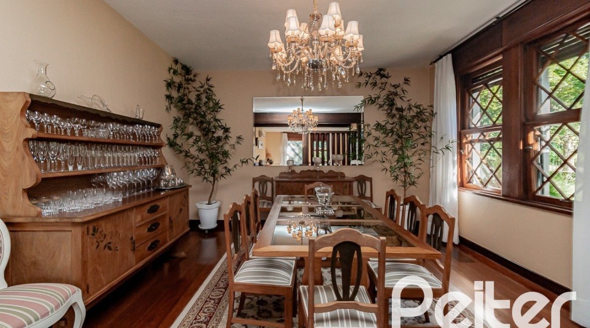 Casa à venda com 433m², 4 dormitórios, 1 suíte, 8 vagas, no bairro Vila Assunção em Porto Alegre