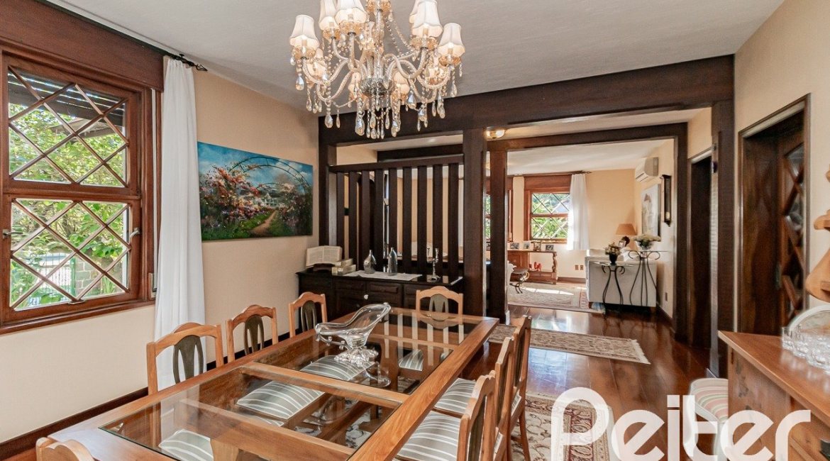 Casa à venda com 433m², 4 dormitórios, 1 suíte, 8 vagas, no bairro Vila Assunção em Porto Alegre