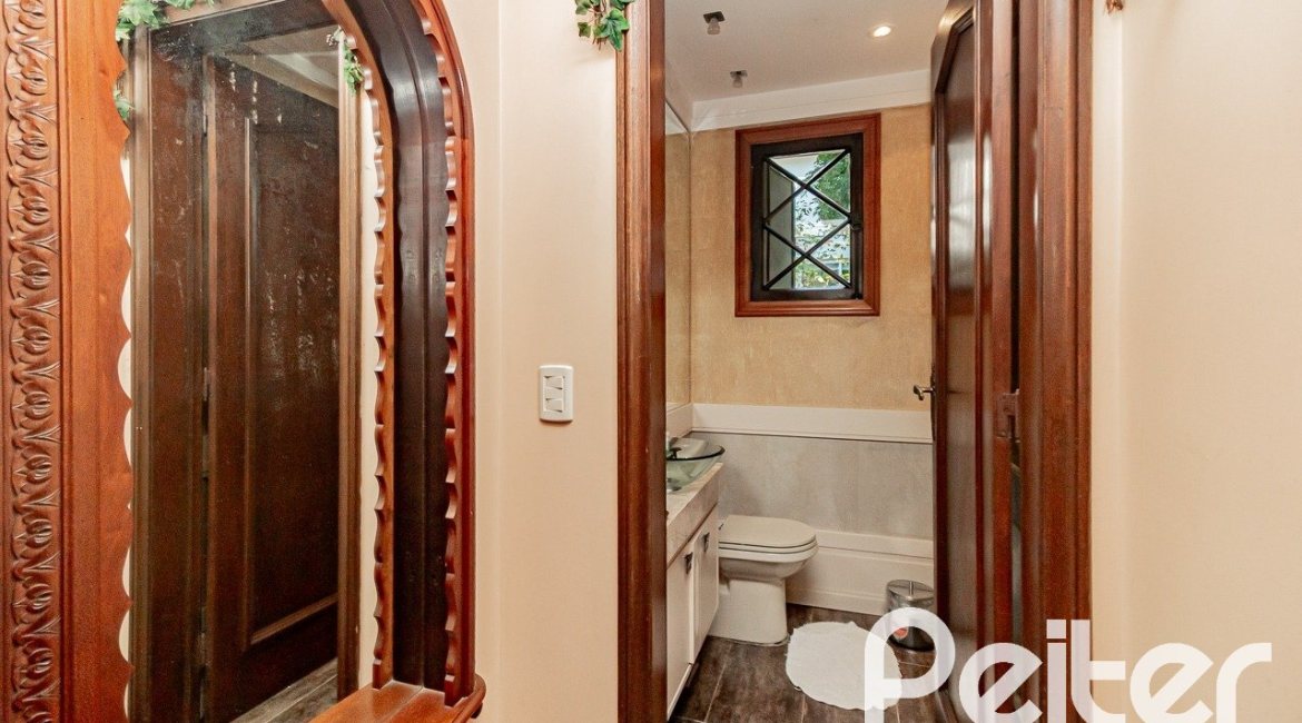 Casa à venda com 433m², 4 dormitórios, 1 suíte, 8 vagas, no bairro Vila Assunção em Porto Alegre