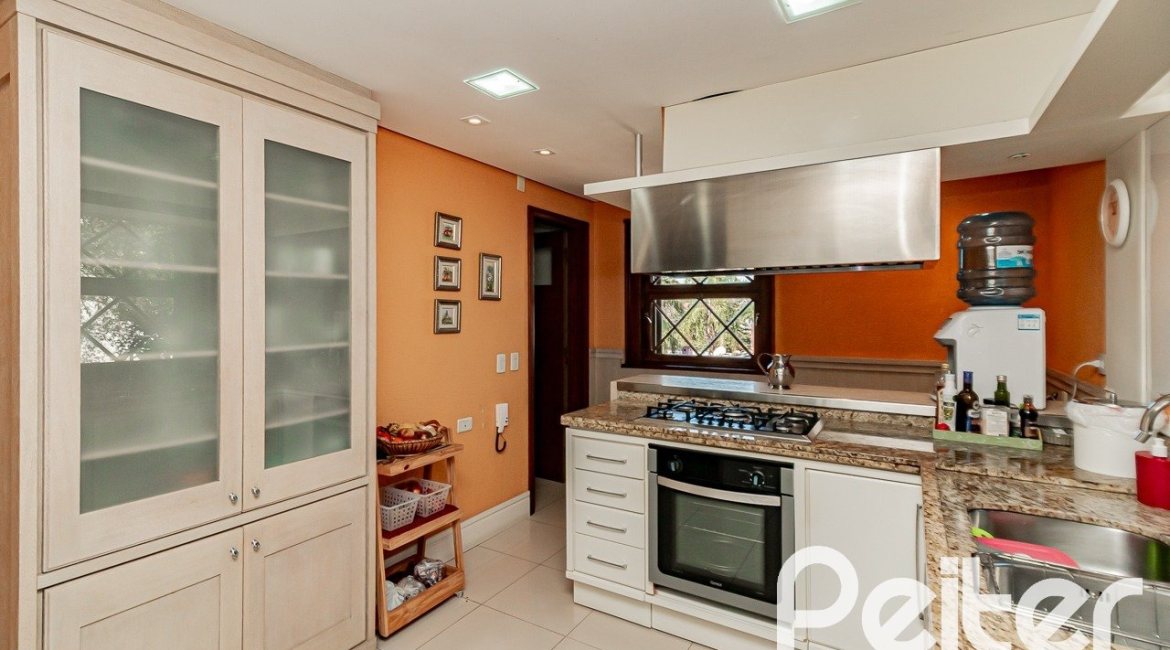 Casa à venda com 433m², 4 dormitórios, 1 suíte, 8 vagas, no bairro Vila Assunção em Porto Alegre
