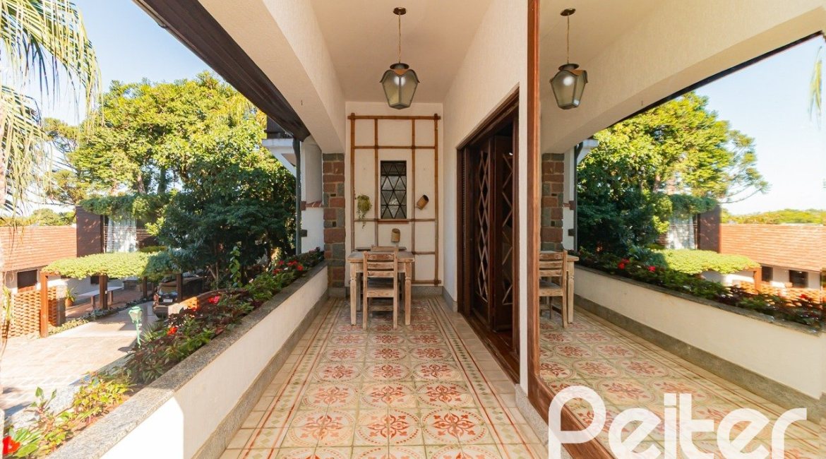 Casa à venda com 433m², 4 dormitórios, 1 suíte, 8 vagas, no bairro Vila Assunção em Porto Alegre