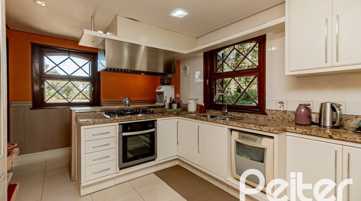 Casa à venda com 433m², 4 dormitórios, 1 suíte, 8 vagas, no bairro Vila Assunção em Porto Alegre