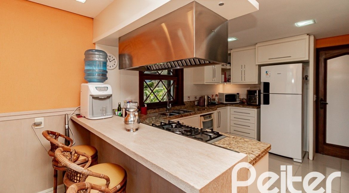Casa à venda com 433m², 4 dormitórios, 1 suíte, 8 vagas, no bairro Vila Assunção em Porto Alegre