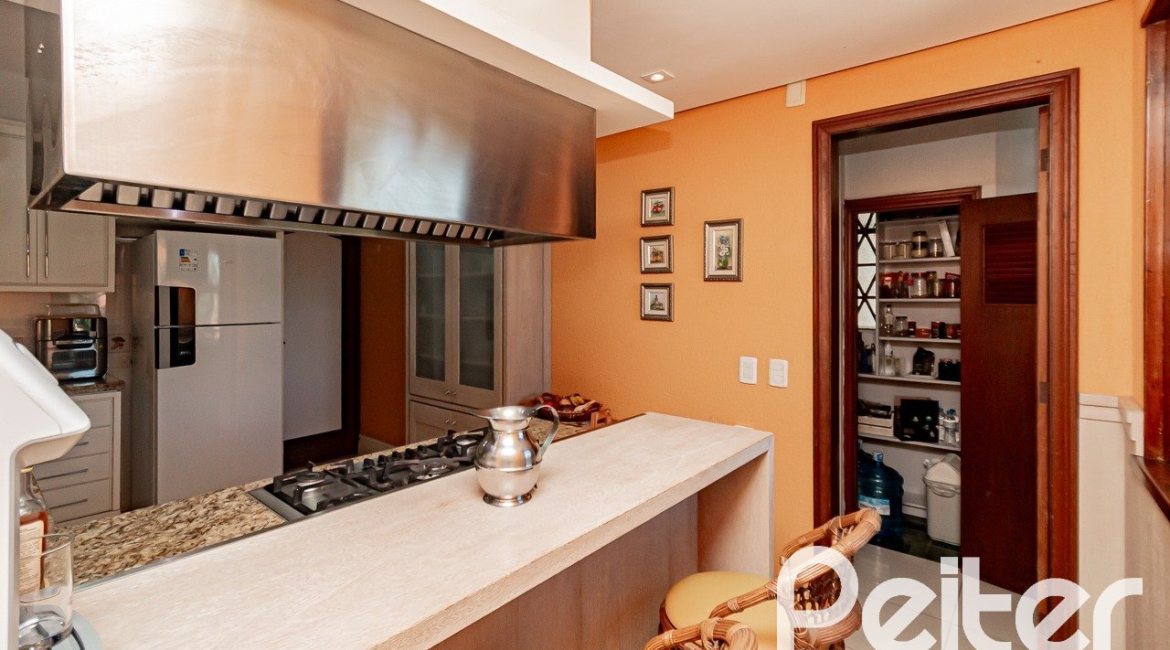 Casa à venda com 433m², 4 dormitórios, 1 suíte, 8 vagas, no bairro Vila Assunção em Porto Alegre