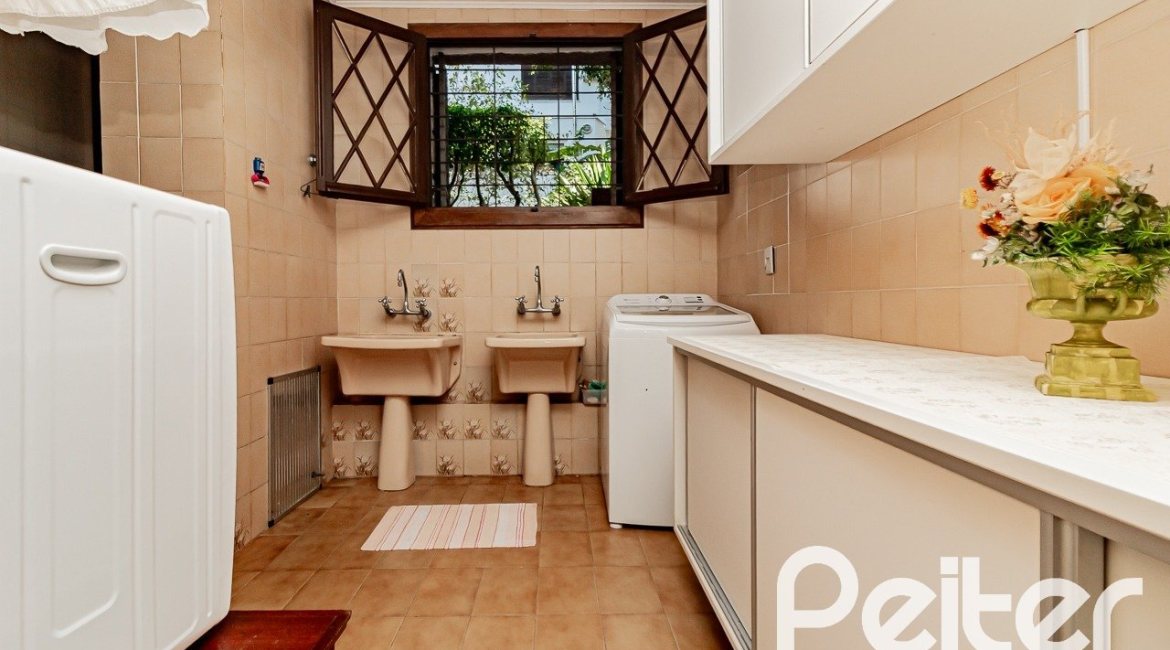 Casa à venda com 433m², 4 dormitórios, 1 suíte, 8 vagas, no bairro Vila Assunção em Porto Alegre