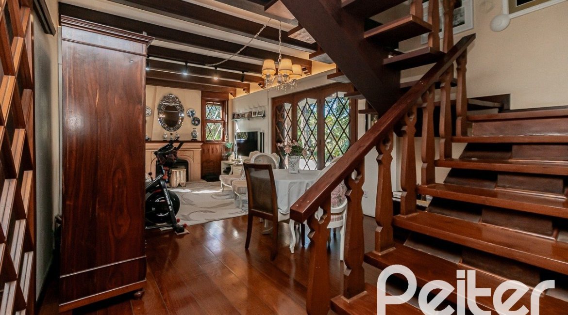 Casa à venda com 433m², 4 dormitórios, 1 suíte, 8 vagas, no bairro Vila Assunção em Porto Alegre