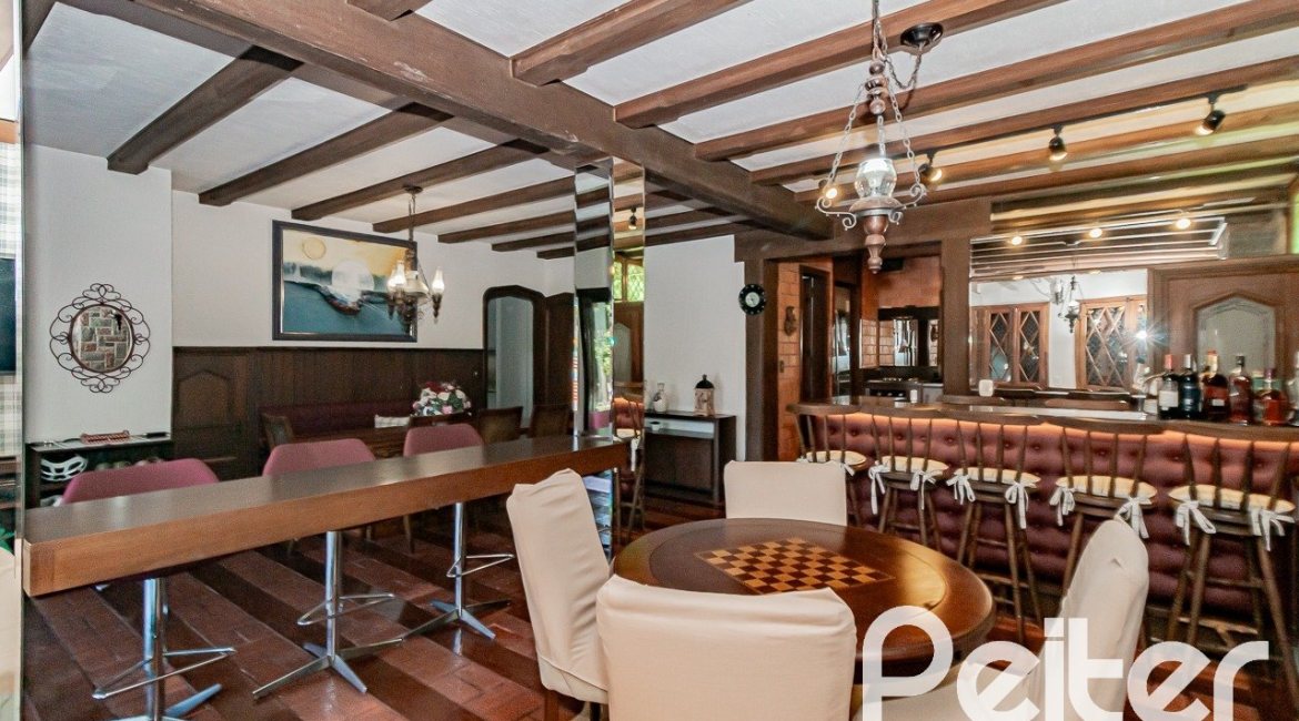 Casa à venda com 433m², 4 dormitórios, 1 suíte, 8 vagas, no bairro Vila Assunção em Porto Alegre
