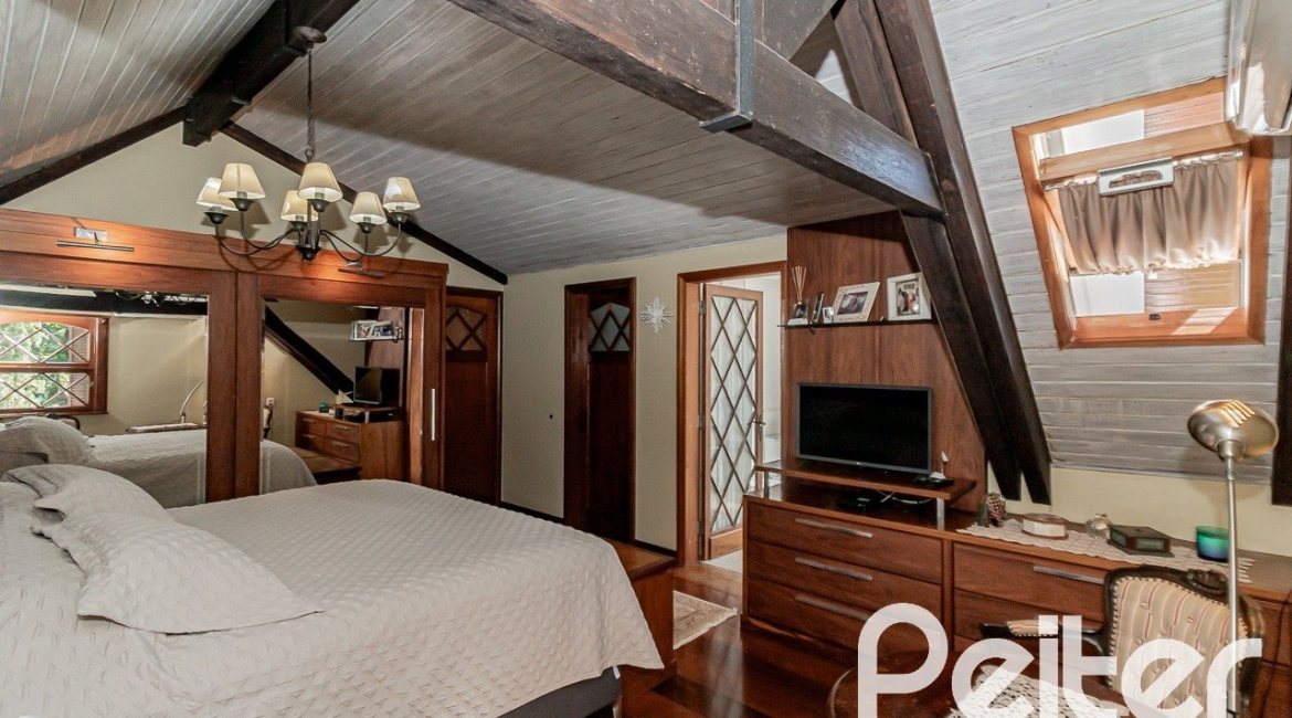 Casa à venda com 433m², 4 dormitórios, 1 suíte, 8 vagas, no bairro Vila Assunção em Porto Alegre