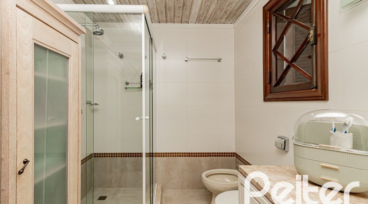 Casa à venda com 433m², 4 dormitórios, 1 suíte, 8 vagas, no bairro Vila Assunção em Porto Alegre