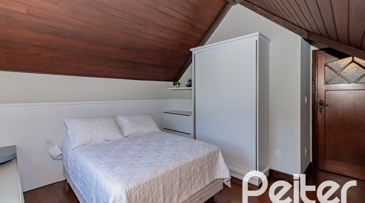 Casa à venda com 433m², 4 dormitórios, 1 suíte, 8 vagas, no bairro Vila Assunção em Porto Alegre