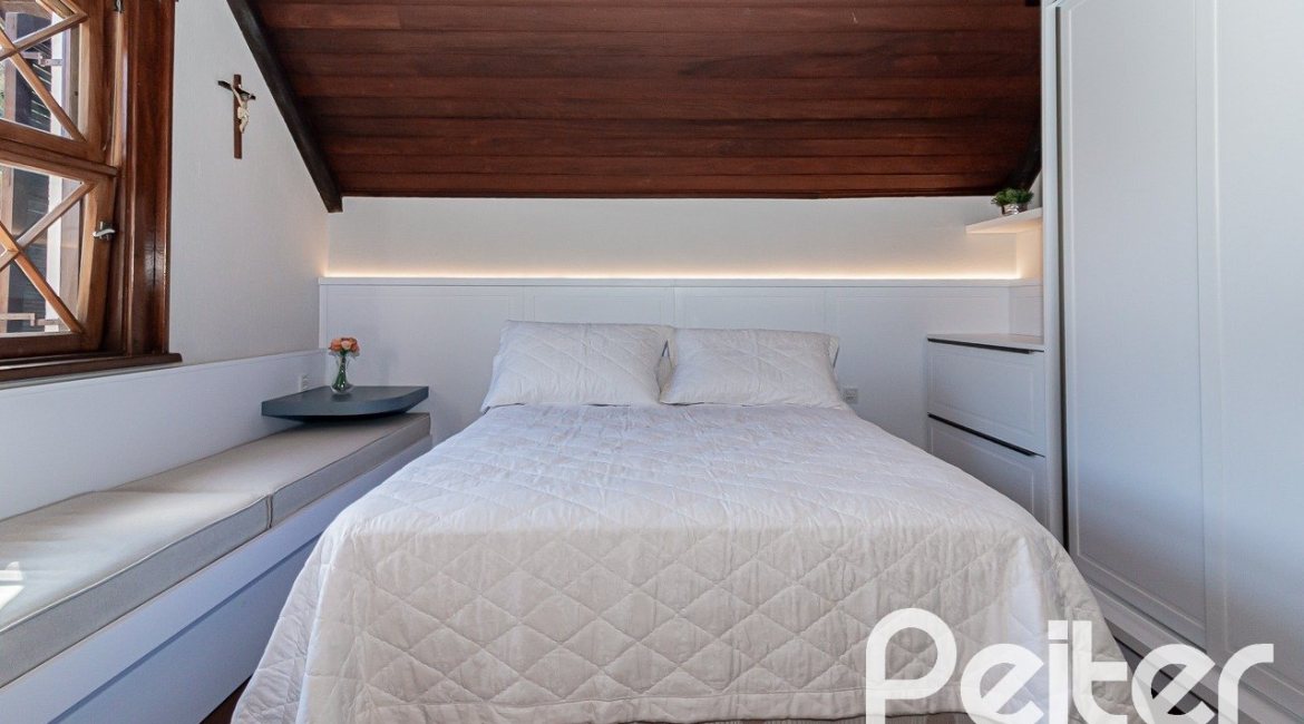 Casa à venda com 433m², 4 dormitórios, 1 suíte, 8 vagas, no bairro Vila Assunção em Porto Alegre