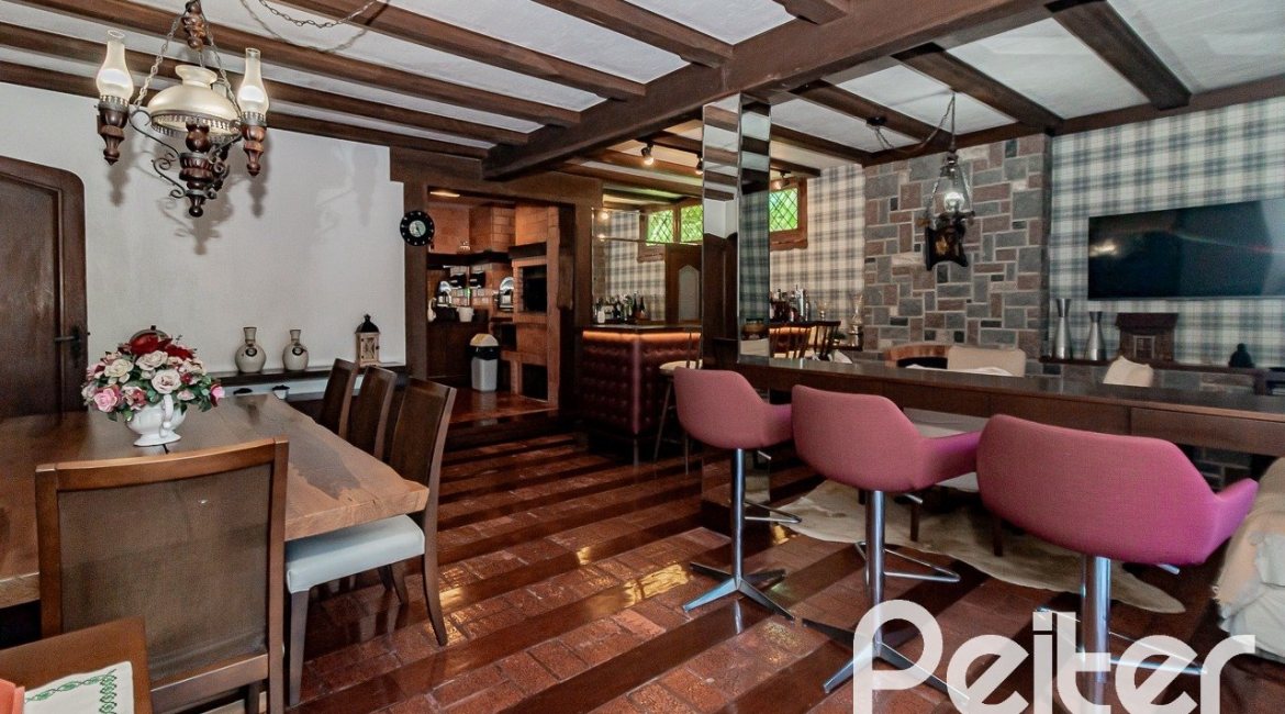 Casa à venda com 433m², 4 dormitórios, 1 suíte, 8 vagas, no bairro Vila Assunção em Porto Alegre