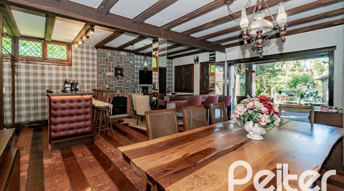 Casa à venda com 433m², 4 dormitórios, 1 suíte, 8 vagas, no bairro Vila Assunção em Porto Alegre