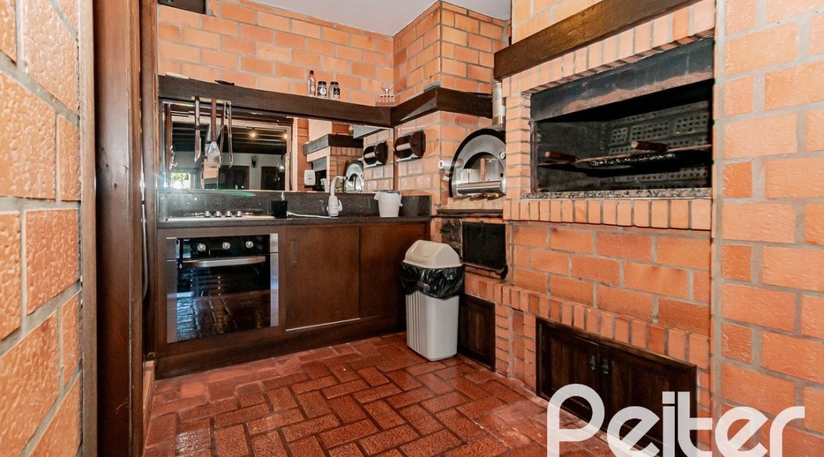 Casa à venda com 433m², 4 dormitórios, 1 suíte, 8 vagas, no bairro Vila Assunção em Porto Alegre