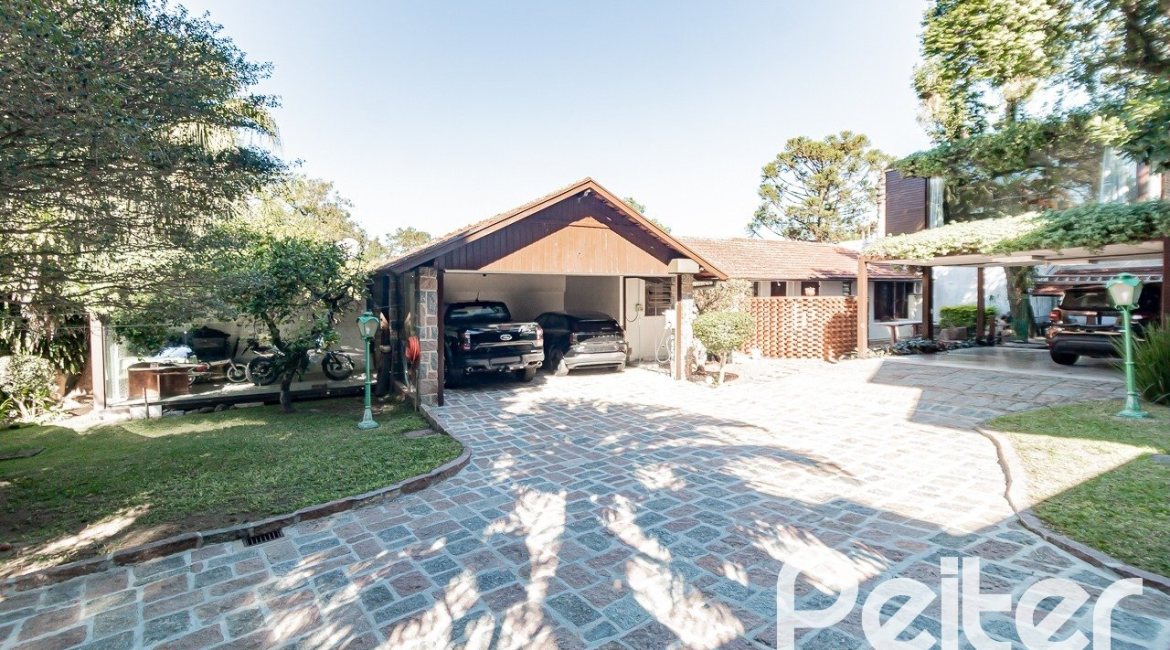 Casa à venda com 433m², 4 dormitórios, 1 suíte, 8 vagas, no bairro Vila Assunção em Porto Alegre