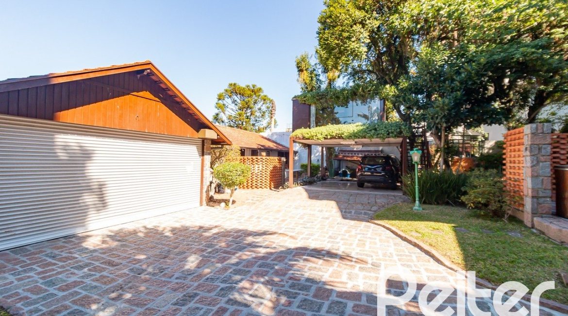 Casa à venda com 433m², 4 dormitórios, 1 suíte, 8 vagas, no bairro Vila Assunção em Porto Alegre