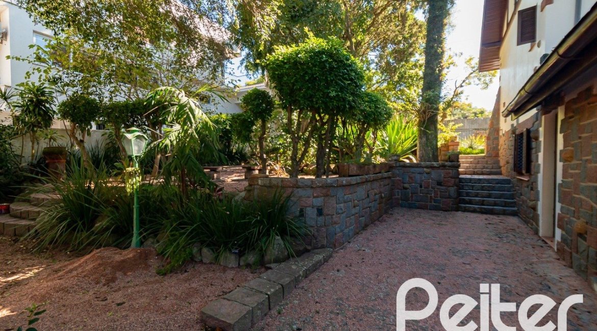Casa à venda com 433m², 4 dormitórios, 1 suíte, 8 vagas, no bairro Vila Assunção em Porto Alegre