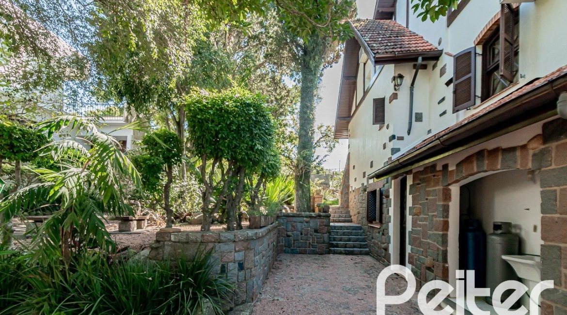 Casa à venda com 433m², 4 dormitórios, 1 suíte, 8 vagas, no bairro Vila Assunção em Porto Alegre