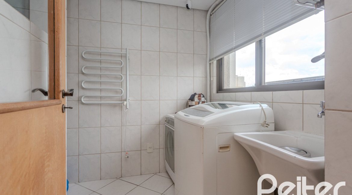 Apartamento à venda com 136m², 3 dormitórios, 1 suíte, 2 vagas, no bairro Tristeza em PORTO ALEGRE