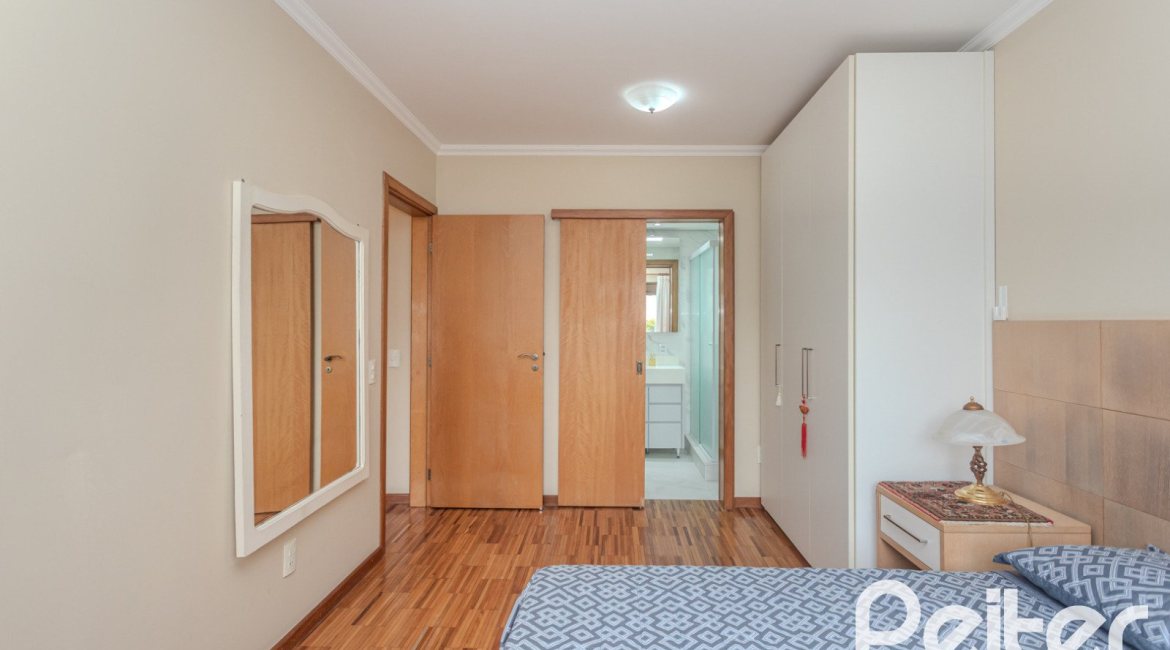 Apartamento à venda com 136m², 3 dormitórios, 1 suíte, 2 vagas, no bairro Tristeza em PORTO ALEGRE