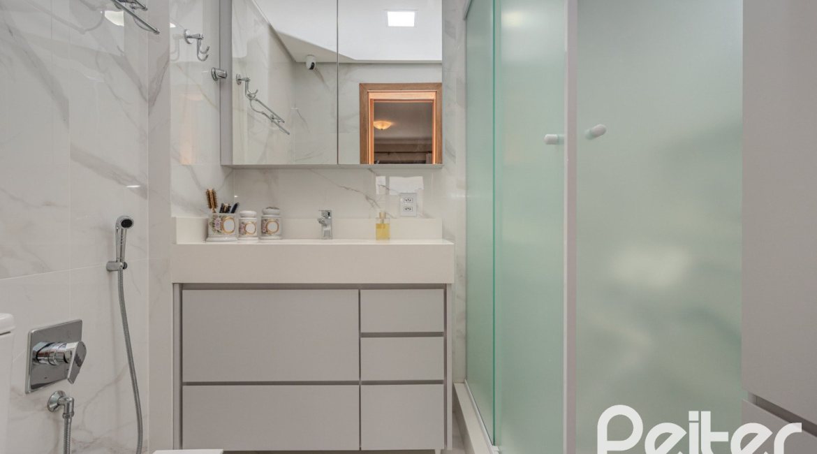 Apartamento à venda com 136m², 3 dormitórios, 1 suíte, 2 vagas, no bairro Tristeza em PORTO ALEGRE