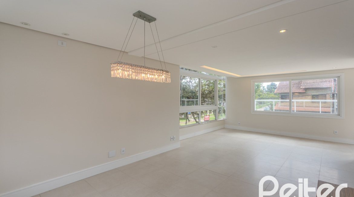Casa à venda com 152m², 3 dormitórios, 1 suíte, 2 vagas, no bairro Tristeza em Porto Alegre