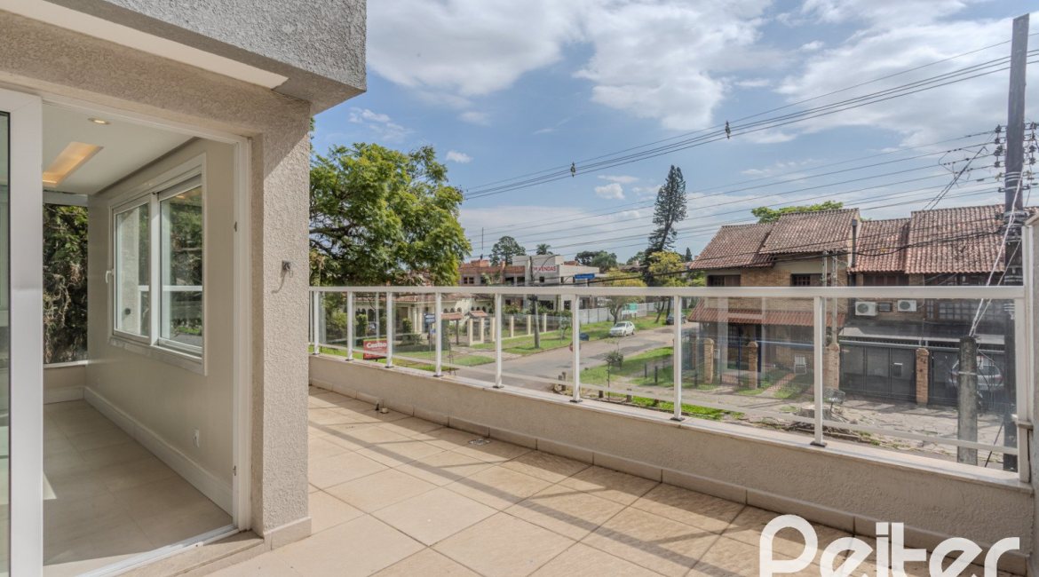 Casa à venda com 152m², 3 dormitórios, 1 suíte, 2 vagas, no bairro Tristeza em Porto Alegre