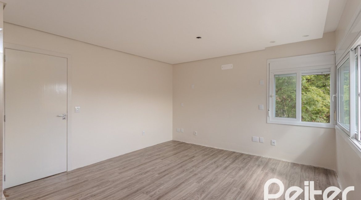 Casa à venda com 152m², 3 dormitórios, 1 suíte, 2 vagas, no bairro Tristeza em Porto Alegre