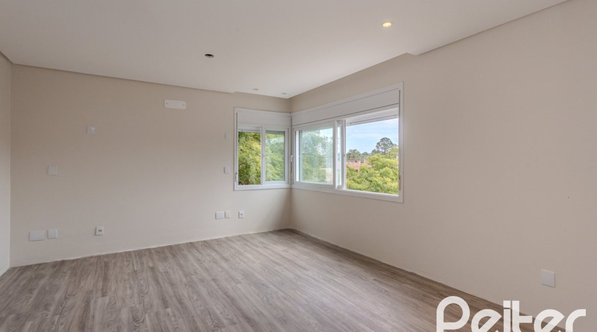 Casa à venda com 152m², 3 dormitórios, 1 suíte, 2 vagas, no bairro Tristeza em Porto Alegre