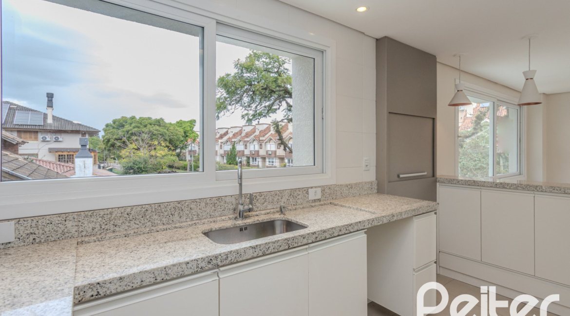 Casa à venda com 152m², 3 dormitórios, 1 suíte, 2 vagas, no bairro Tristeza em Porto Alegre