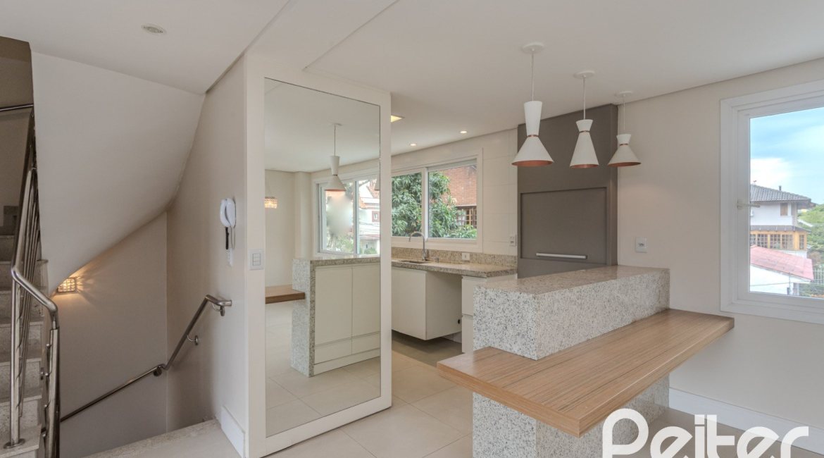 Casa à venda com 152m², 3 dormitórios, 1 suíte, 2 vagas, no bairro Tristeza em Porto Alegre
