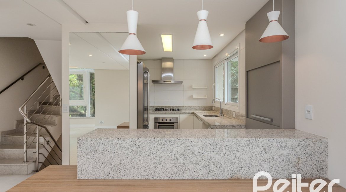 Casa à venda com 152m², 3 dormitórios, 1 suíte, 2 vagas, no bairro Tristeza em Porto Alegre