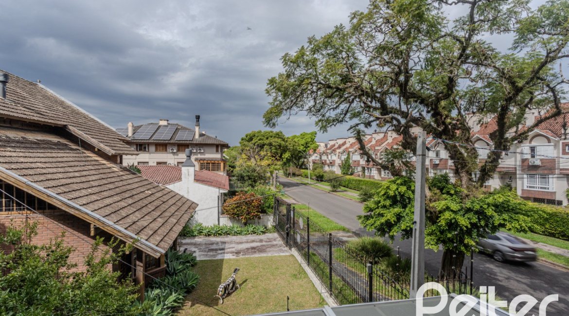 Casa à venda com 152m², 3 dormitórios, 1 suíte, 2 vagas, no bairro Tristeza em Porto Alegre