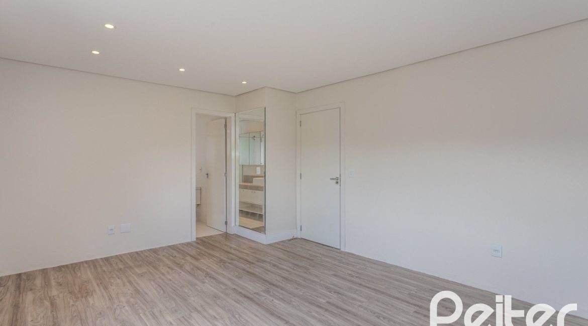 Casa à venda com 152m², 3 dormitórios, 1 suíte, 2 vagas, no bairro Tristeza em Porto Alegre