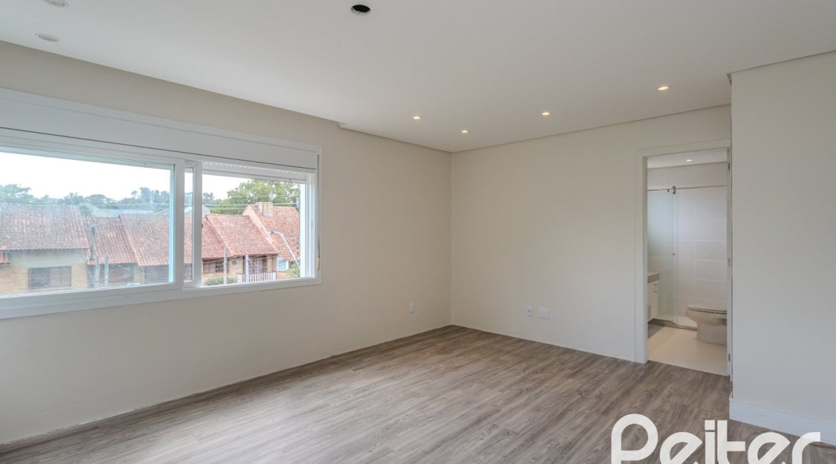 Casa à venda com 152m², 3 dormitórios, 1 suíte, 2 vagas, no bairro Tristeza em Porto Alegre